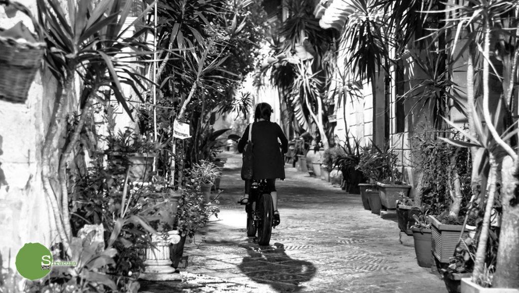 Ragazza in bicicletta